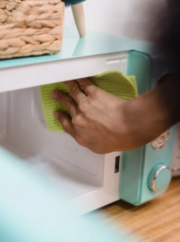 cleaning-microwave