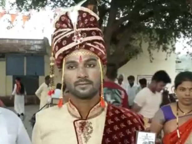 Groom reaches polling sta