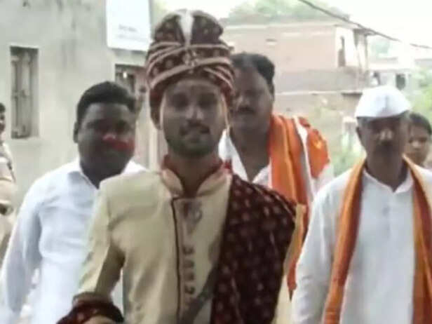 Groom reaches polling sta