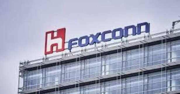 Foxconn pulls over 300 Ch