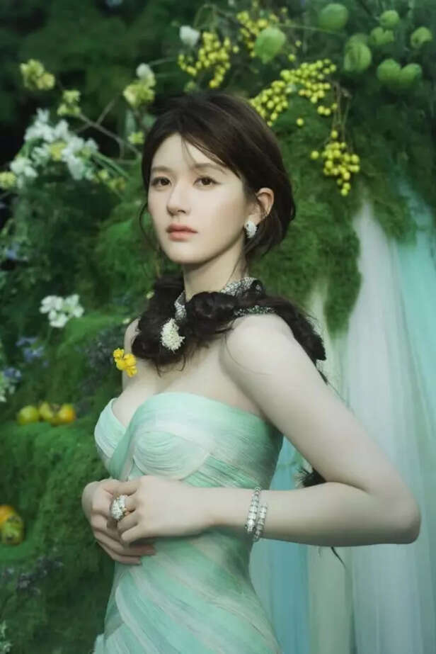 Zhao Lusi accuses her age